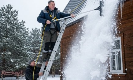 Успейте до оттепели: как самостоятельно почистить крышу частного дома от снега и сосулек
