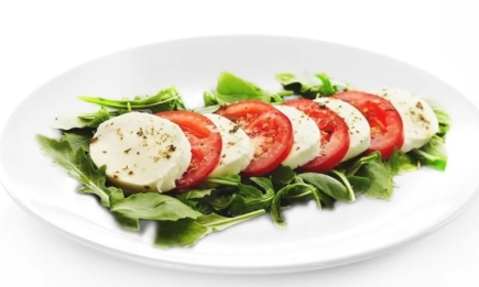 Фантастичне поєднання: нереально смачний італійський салат “Капрезе” (РЕЦЕПТ)