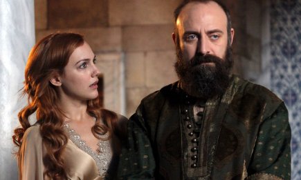 Мовна маніпуляція у "Величному столітті": чому Хюррем Султан в оригіналі говорить російською, але співає українською? (ВІДЕО)