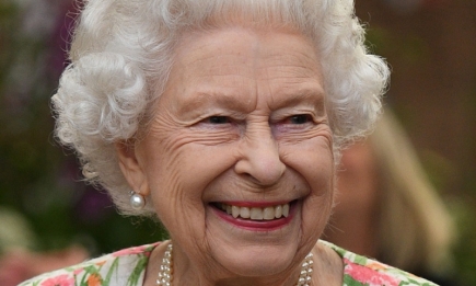 Чувствует себя моложе: 95-летняя королева Елизавета отказалась принимать премию "Старушка года"