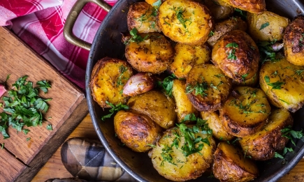 Хитрый способ запекания картофеля: что сделать, чтобы гарнир был максимально хрустящим и аппетитным (РЕЦЕПТ)