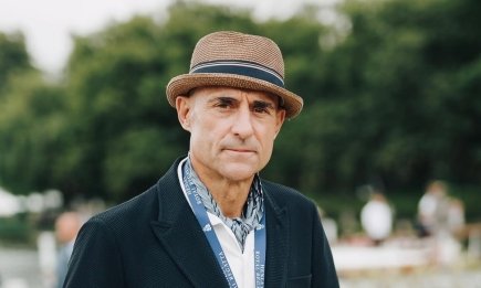 "Редкостные" роли главного злодея Голливуда: такого Марка Стронга вы точно не видели — когда-то он был страстным романтиком (ВИДЕО)