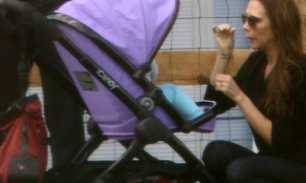 Вики Бекхэм гримасничает перед дочкой Харпер