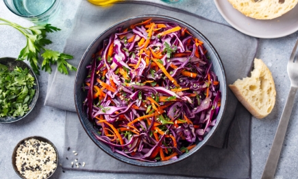 Нереально яркий зимний салат: свежие овощи и уникальная заправка (РЕЦЕПТ)