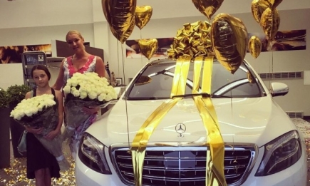Анастасия Волочкова похвасталась подарком от таинственного поклонника: машина за 7 миллионов рублей