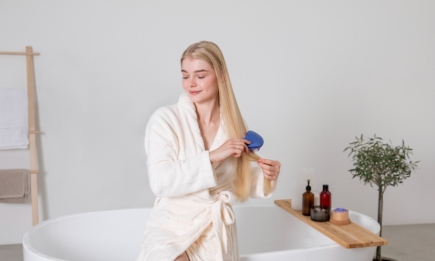 Без засобів та інструментів: як швидко почистити злив у ванній від волосся