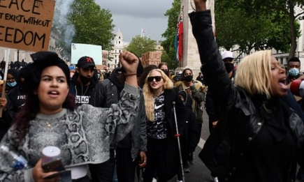Мадонна пришла на марш памяти Флойда в Лондоне на костылях (ФОТО)