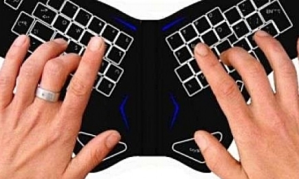 Клавиатуру превратили в бабочку