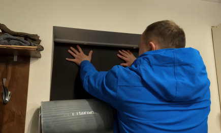 Найпростіший спосіб утеплення дверей: коштує копійки, а витримує до -10°С (ВІДЕО)