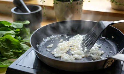 Секрет ідеальної смаженої цибулі уже є на вашій кухні: додайте одну дрібку