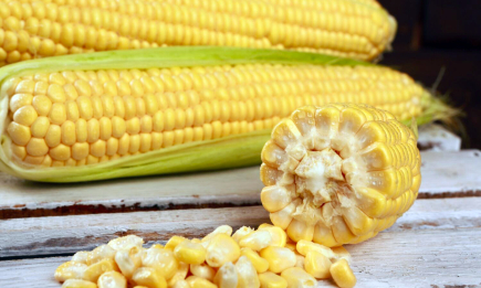 Быстро почистить кукурузу и чеснок можно в микроволновке: кухонный лайфхак