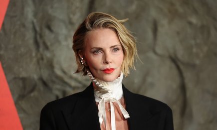 Як носити жакет на голе тіло: вчимося на прикладі сміливого виходу Шарліз Терон (ФОТО)