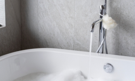 Повільно стікає вода у ванній кімнаті? Дізнайтеся, як за 15 хвилин вирішити цю неприємну проблему