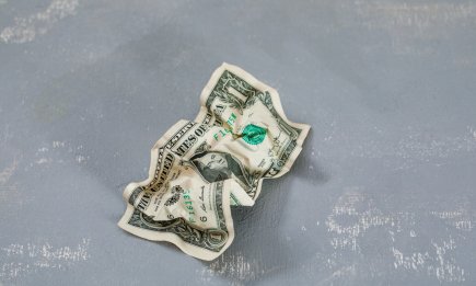 Комиссия — до 50 %, а ждать приходится месяцами: какие доллары отправляют на инкассо за границу