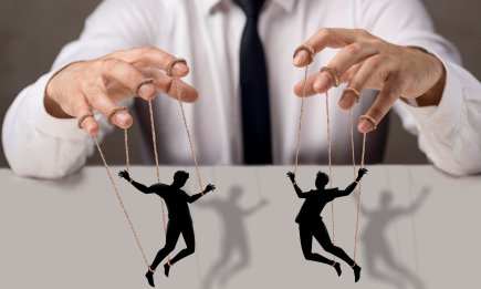 10 фраз, которыми манипуляторы завоевывают доверие: психологи объяснили, как их распознать