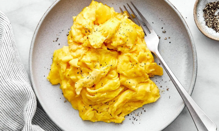 Неожиданный ингредиент сделает омлет особенно шелковистым: что добавить для уникального вкуса