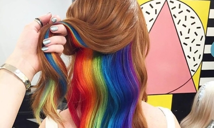 В школе ругать не станут: скрытая радуга в волосах – новый тренд, которому обрадовались школьницы