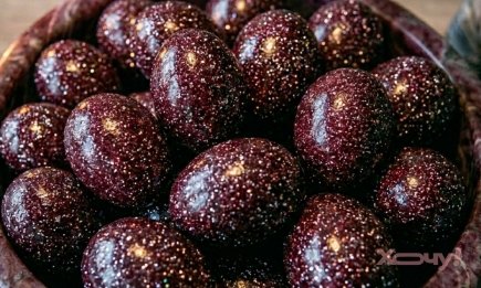 Естетика, натуральність та фантастичний колір: 5 способів пофарбувати яйця без хімічних барвників