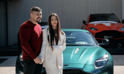 Під Києвом розбився смарагдовий Aston Martin за $350 тисяч: у салоні були відомий блогер і його син (ФОТО, ВІДЕО)