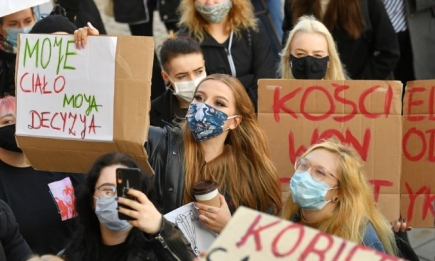 Власти Польши отложили введение запрета на аборты из-за массовых протестов