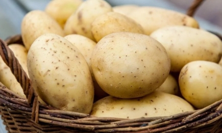Хитрый лайфхак: как за секунду почистить вареный картофель для салатов