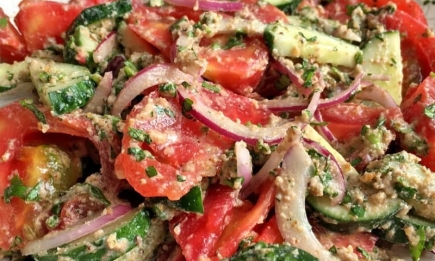 Бюджетный новогодний салат "с сюрпризом": благодаря фантастической заправке никто не заметит, что в блюде нет мяса (РЕЦЕПТ)