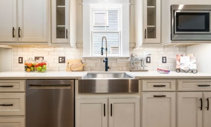 Работает лучше дорогих спреев: народное средство, которое мгновенно растворит жирные пятна на кухонной мебели