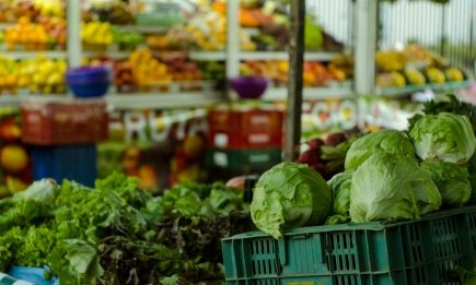 Почему магазины больше зарабатывают именно на пенсионерах и малообеспеченных: объясняем простыми словами