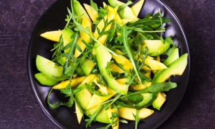 Страва за 5 хвилин: ідеальний салат з кількох продуктів, який ви повинні з’їсти весною (РЕЦЕПТ)
