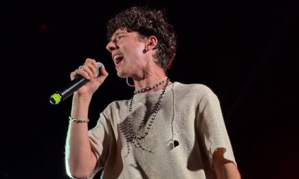 "Ситуация забавная": Муаяд шлепнулся со сцены прямо в разгар концерта в родном городе (ВИДЕО)