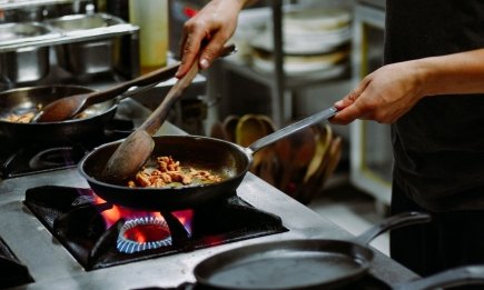 Как вернуть сковородке "молодость": простой лайфхак, который заставит еду снова "отскакивать" от дна