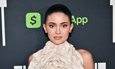 Такой ее редко увидишь! Кайли Дженнер покорила фотоколл в наряде от знаменитого Модного дома (ФОТО)