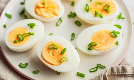 Как приготовить идеальные яйца: что сделать, чтобы не получить зеленый желток
