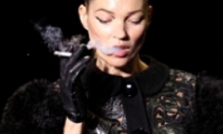 Шок! Кейт Мосс с целлюлитом и с сигаретой в руках! ФОТО