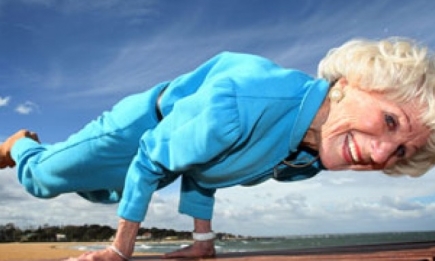 Бетти Кальман в свои 85 лет практикует йогу