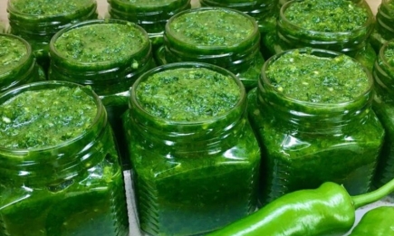 Этот быстрый соус покорит вас с первой ложки: фантастическая зеленая аджика (РЕЦЕПТ)