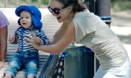 Натали Портман погуляла с сыном на площадке. Фото