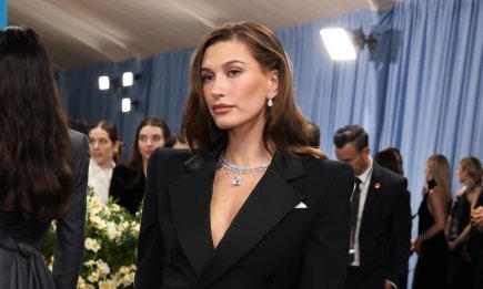 Хейли Бибер соблазнилась трендовым "горошком": наряд, который приковывает взгляды (ФОТО)