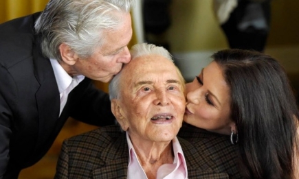 Кэтрин Зета-Джонс и Майкл Дуглас трогательно поздравили Кирка Дугласа с 101-летием
