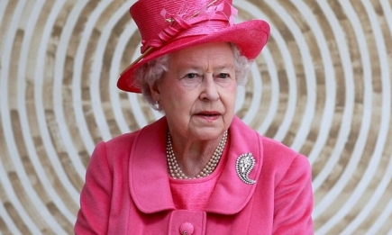 "В кружке, с двумя ложками сахара": королева Елизавета любезно угостила мебельщика чаем