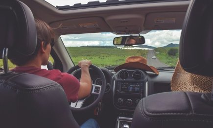 Ловушка для водителей: что означает белый ромб на синем фоне и как не влететь на штраф