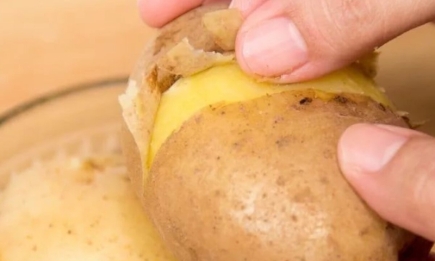 Шкірка сама злітатиме: як варити картоплю на салати, щоб чистити її порухом пальців
