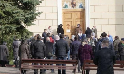 В Черновцах верующие массово идут в храмы, несмотря на ужесточение карантина (ФОТО+ВИДЕО)