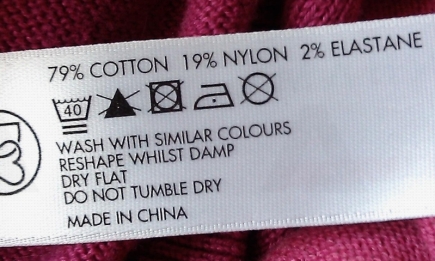 Як правильно прати, прасувати і доглядати: повний розбір символів на етикетках одягу (ФОТО)
