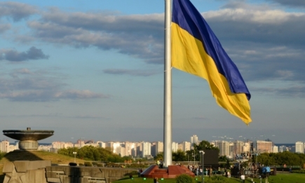 До Дня Державного Прапора в Києві підняли найбільший стяг в Україні (ВІДЕО)