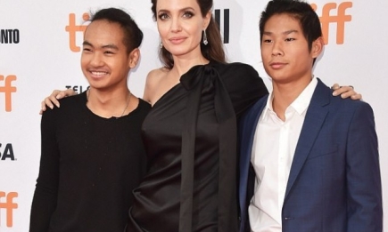 Анджелина Джоли показала соски на красной дорожке в сопровождении сыновей (ФОТО)