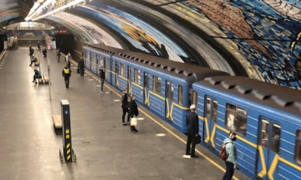 В Киеве женщина родила прямо в переходе метро: появилось видео с места событий