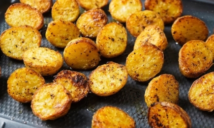Мало хто знає: чи потрібно насправді варити картоплю перед запіканням у духовці