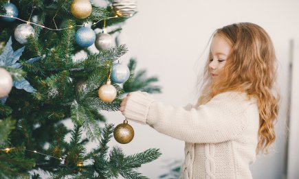 Что добавить в воду, чтобы елка удержала каждую иголку: будет стоять долго