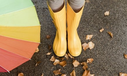 Модные резиновые сапоги выглядят вот так: стилист назвала 4 признака топ-модели, которая подойдет ко всему (ФОТО)